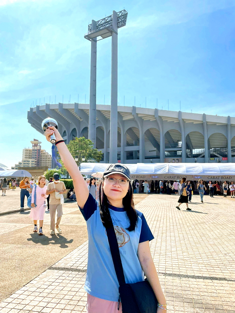 Yến Nhi chụp ảnh kỷ niệm tại concert nhóm nhạc Seventeen ở Thái Lan - Ảnh do nhân vật cung cấp