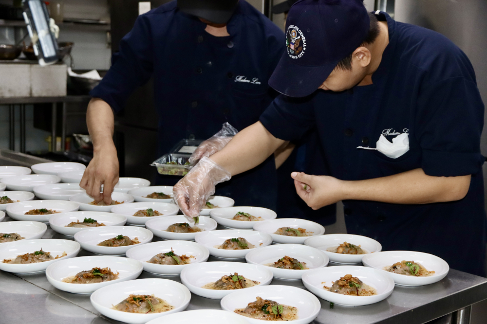 Tại Madame Lam, thực đơn giới hạn này sẽ được phục vụ từ ngày 1 đến 14/11/2025, do bếp trưởng Như Cường trực tiếp sáng tạo. Bốn món ăn mang phong cách ẩm thực Á - Âu đương đại là sự hòa quyện tinh tế giữa vị mềm ngọt tự nhiên của thịt heo châu Âu và gia vị, thảo mộc Việt Nam đặc trưng.