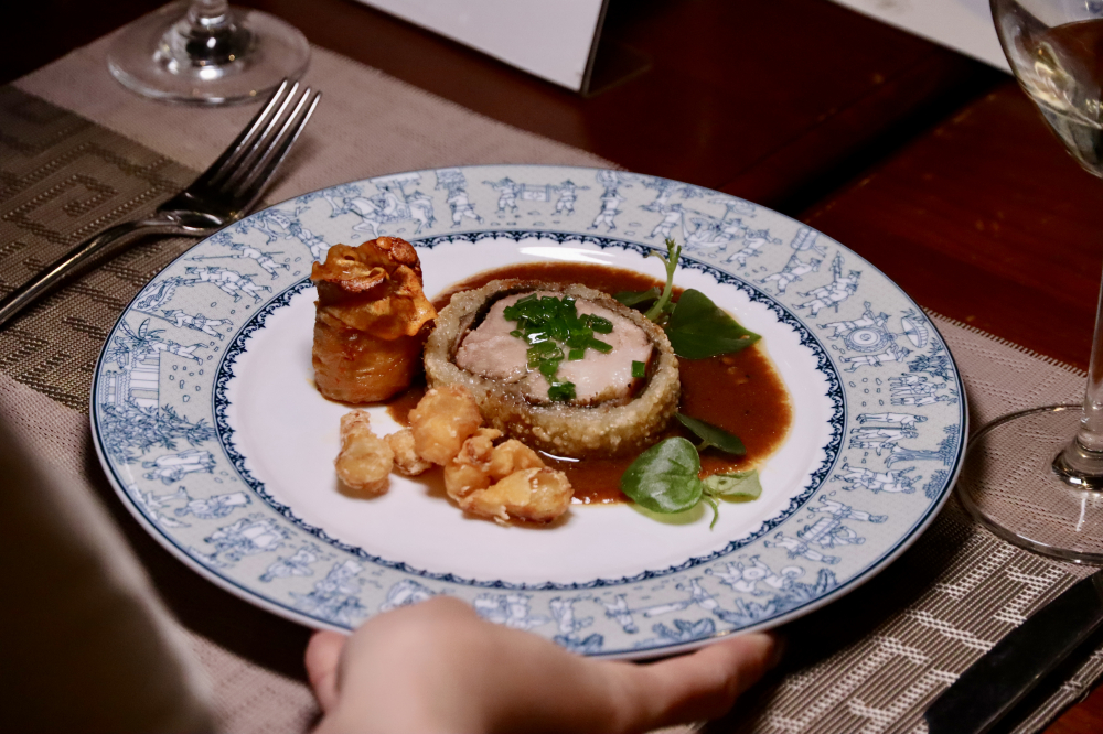 Thịt heo châu Âu được bọc xôi, ăn cùng củ kiệu chiên giòn,... món ăn được đầu bếp sáng tạo để gợi mở không khí Tết cổ truyền Việt Nam.