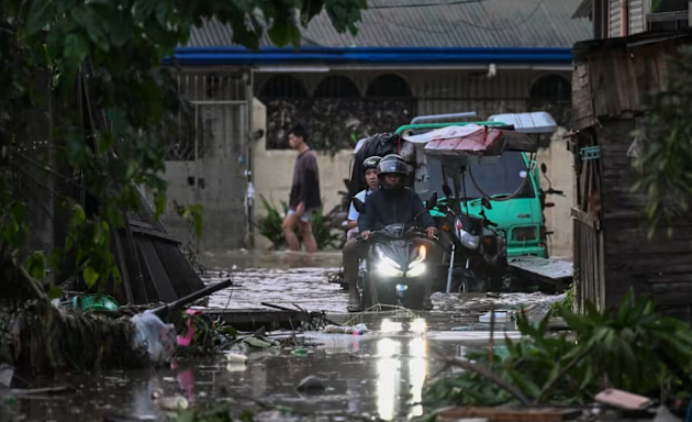 Tổng cộng, gần 400.000 người đã được di chuyển trước khỏi đường đi của bão, Alejandro, sĩ quan phòng vệ dân sự, cho biết trước đó tại một cuộc họp báo hôm thứ Ba.