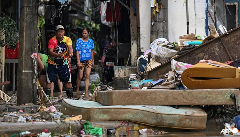 Đó là các thành phố lớn bị ảnh hưởng bởi lũ lụt, các khu vực đô thị hóa cao, ông Alejandro nói trong một cuộc phỏng vấn với đài phát thanh địa phương, đồng thời cho biết thêm rằng 26 người vẫn mất tích.  Các phóng viên AFP vào sáng thứ Tư đã nói chuyện với người dân khi họ dọn dẹp đường phố mà một ngày trước đó là sông.  Lũ lụt ở đây ngày hôm qua thực sự nghiêm trọng, Reynaldo Vergara, 53 tuổi, nói với AFP, thêm rằng mọi thứ trong cửa hàng nhỏ của ông đã bị cuốn trôi.  Dòng sông tràn. Đó là nguồn nước đến, ông nói.