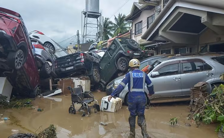 Nước lũ được mô tả là chưa từng có tiền lệ đã tràn qua các thị trấn và thành phố của tỉnh một ngày trước đó, cuốn trôi ô tô, lều ven sông và thậm chí cả các container vận chuyển khổng lồ.