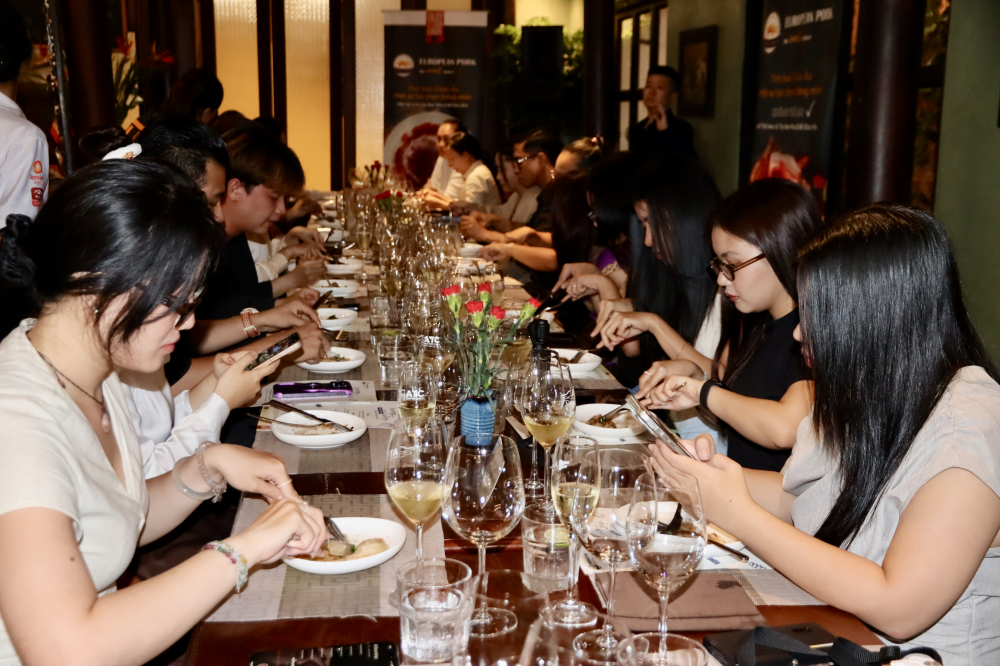 Ba năm liên tiếp được vinh danh Michelin Selected, Madame Lam vẫn trung thành với triết lý ẩm thực đương đại Việt Nam – nơi truyền thống được tái hiện bằng ngôn ngữ hiện đại và tinh tế.