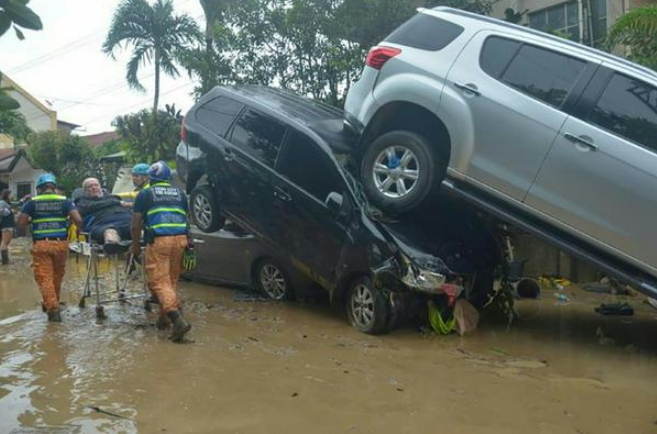 Quân đội Philippines xác nhận hôm thứ Ba rằng một trực thăng, một trong bốn chiếc được triển khai để hỗ trợ các nỗ lực cứu trợ bão, đã bị rơi ở phía bắc đảo Mindanao.  Trực thăng Super Huey đã bị rơi khi đang trên đường đến thành phố ven biển Butuan để hỗ trợ các hoạt động cứu trợ liên quan đến cơn bão mạnh, Bộ Tư lệnh Đông Mindanao cho biết trong một tuyên bố.  Vài giờ sau, phát ngôn viên không quân, Đại tá Maria Christina Basco cho biết hài cốt của sáu người đã được quân đội tìm thấy.  Chúng tôi đang chờ xác nhận danh tính thông qua pháp y để xác định danh tính của họ, bà nói với các phóng viên, cho biết hai phi công và bốn thành viên phi hành đoàn đã có mặt trên máy bay.