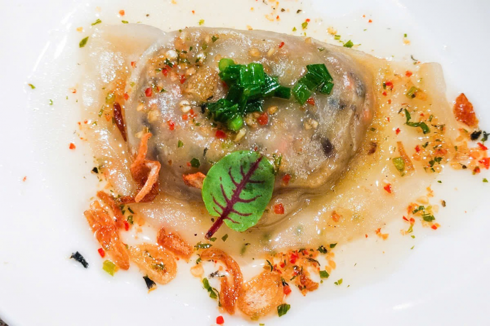 Tiếp đó, Bánh quai vạc xốt nấm Truffle gây ấn tượng bởi lớp vỏ mềm mịn ôm trọn nhân thịt ba chỉ trắng, đậu xanh và hương nấm đen trứ danh.