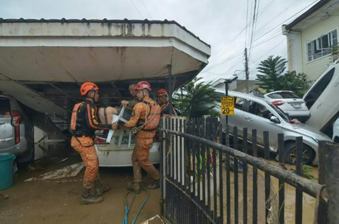 Những người già được lực lượng cứu hộ đưa ra khỏi vùng nguy hiểm