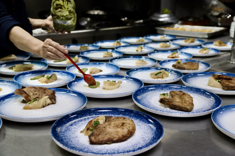 Hai món chính được mong chờ nhất là Sườn heo ủ Kombucha nướng sốt thảo mộc và Thăn heo – đùi heo muối bọc xôi chiên giòn, mang đến trải nghiệm vị giác trọn vẹn. Tất cả các món ăn được phục vụ cùng rượu vang châu Âu tinh tuyển, tạo nên hành trình ẩm thực đầy cảm xúc.