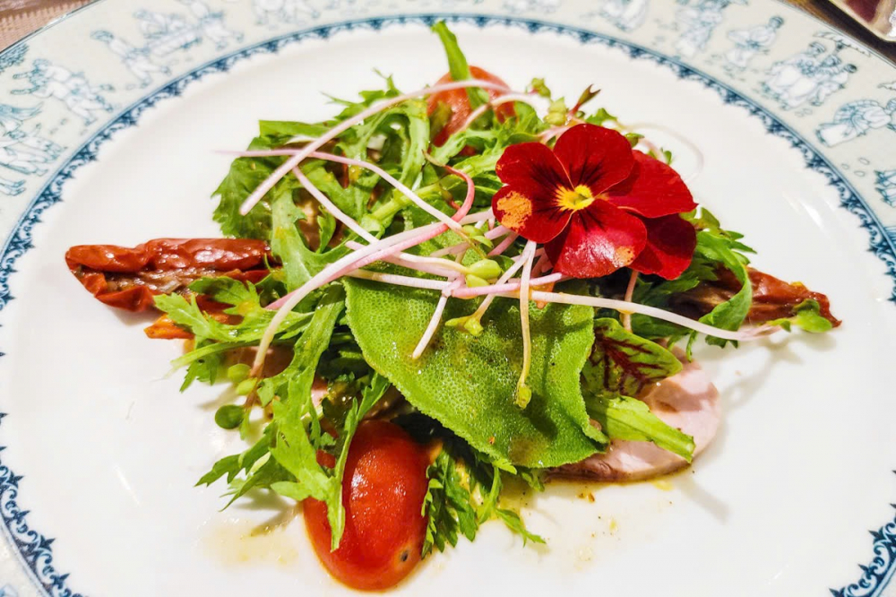 Mở đầu là Salad thăn heo – món khai vị thanh mát kết hợp thịt thăn, ba chỉ heo trắng châu Âu cùng cà rốt, salad tuyết, cà chua và xốt chanh dây. 