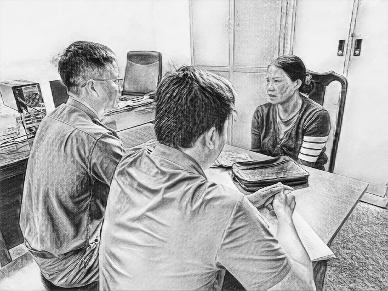 Đối tượng Vũ Thị Hồng làm việc tại cơ quan công an - Ảnh: S.Đ.