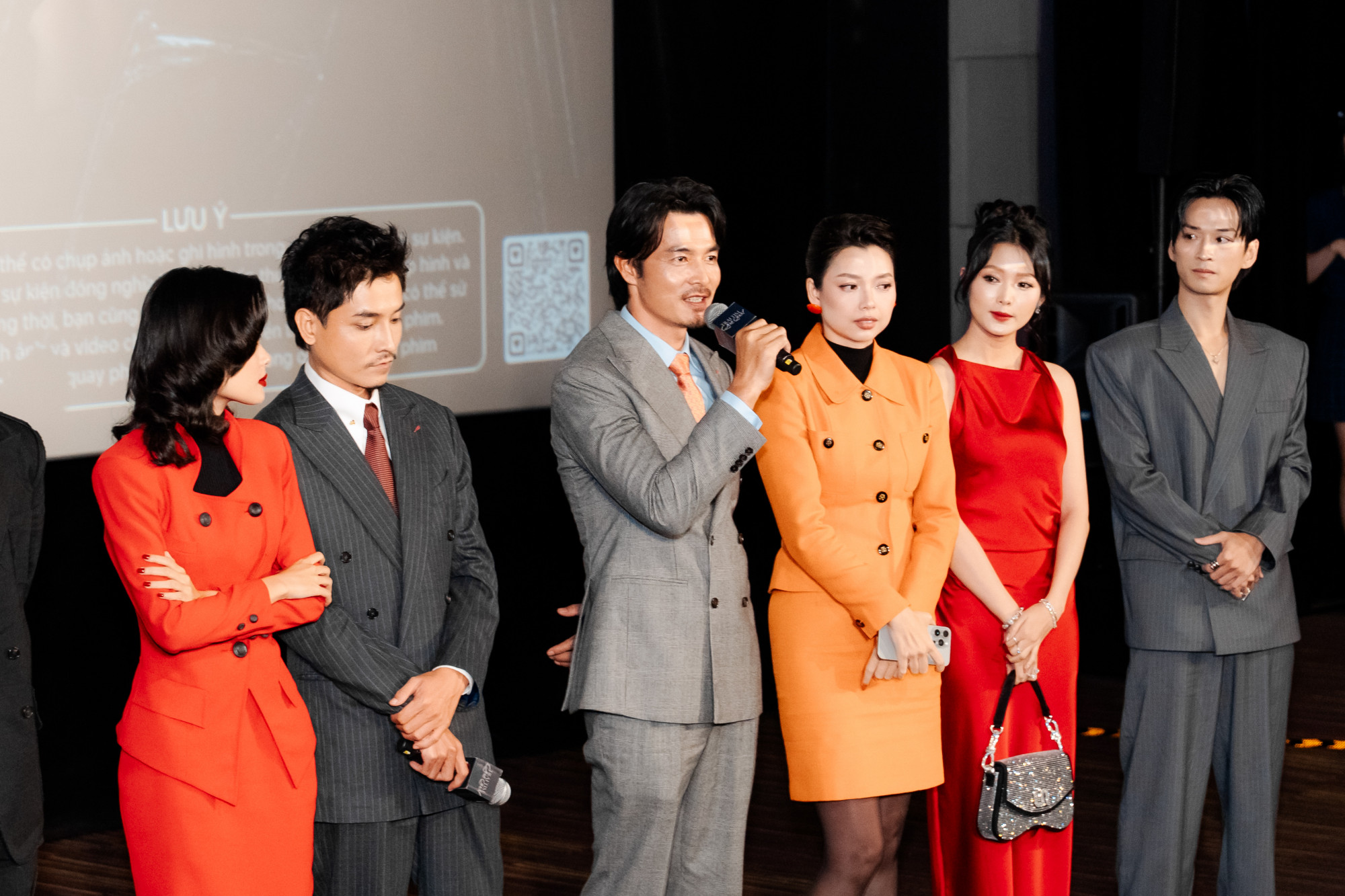 Quách Ngọc Ngoan và các diễn viên của Trái tim què quặt trong buổi ra mắt phim tối 4/11