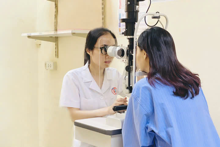 Bác sĩ kiểm tra mắt cho người bệnh - ảnh: Bệnh viện cung cấp