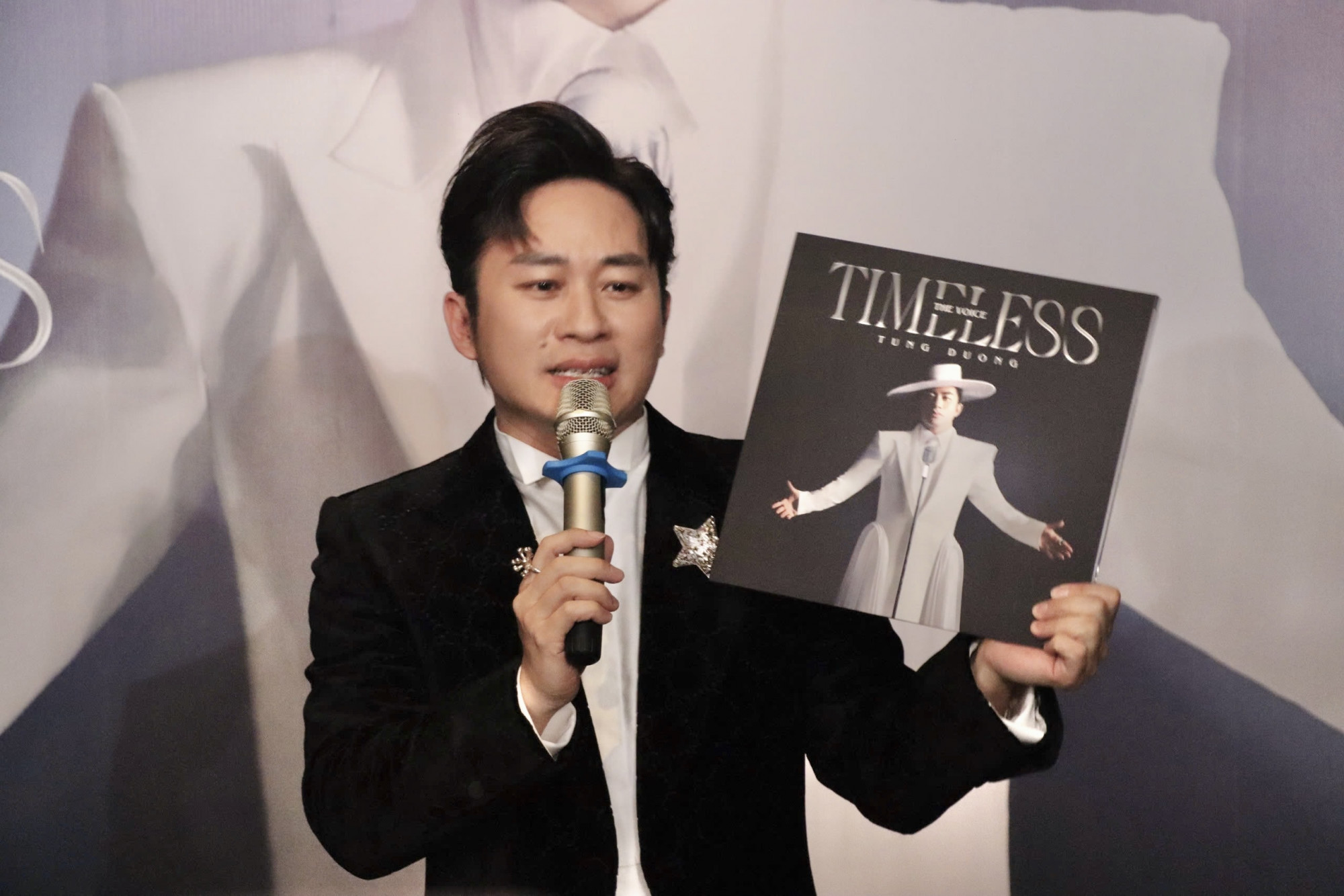 Ca sĩ Tùng Dương trong sự kiện giới thiệu album mới tại TPHCM vào chiều 5/11