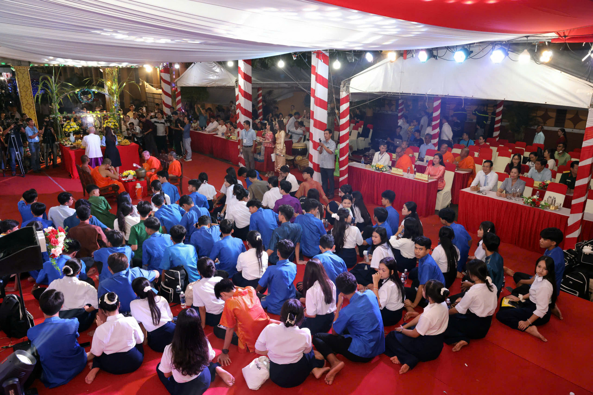 Nhiều người dân và du khách tham dự lễ Cúng Trăng. Ảnh: Trung Phạm