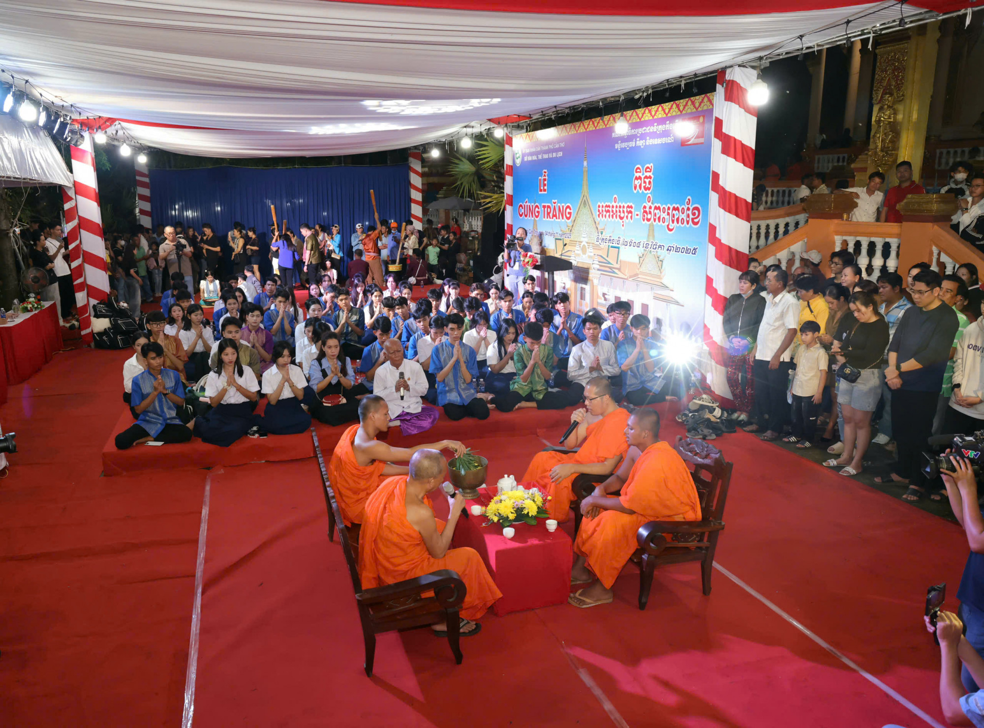 Các vị sự và Achar thực hiện nghi thức lễ Cúng Trăng. Ảnh: Trung Phạm