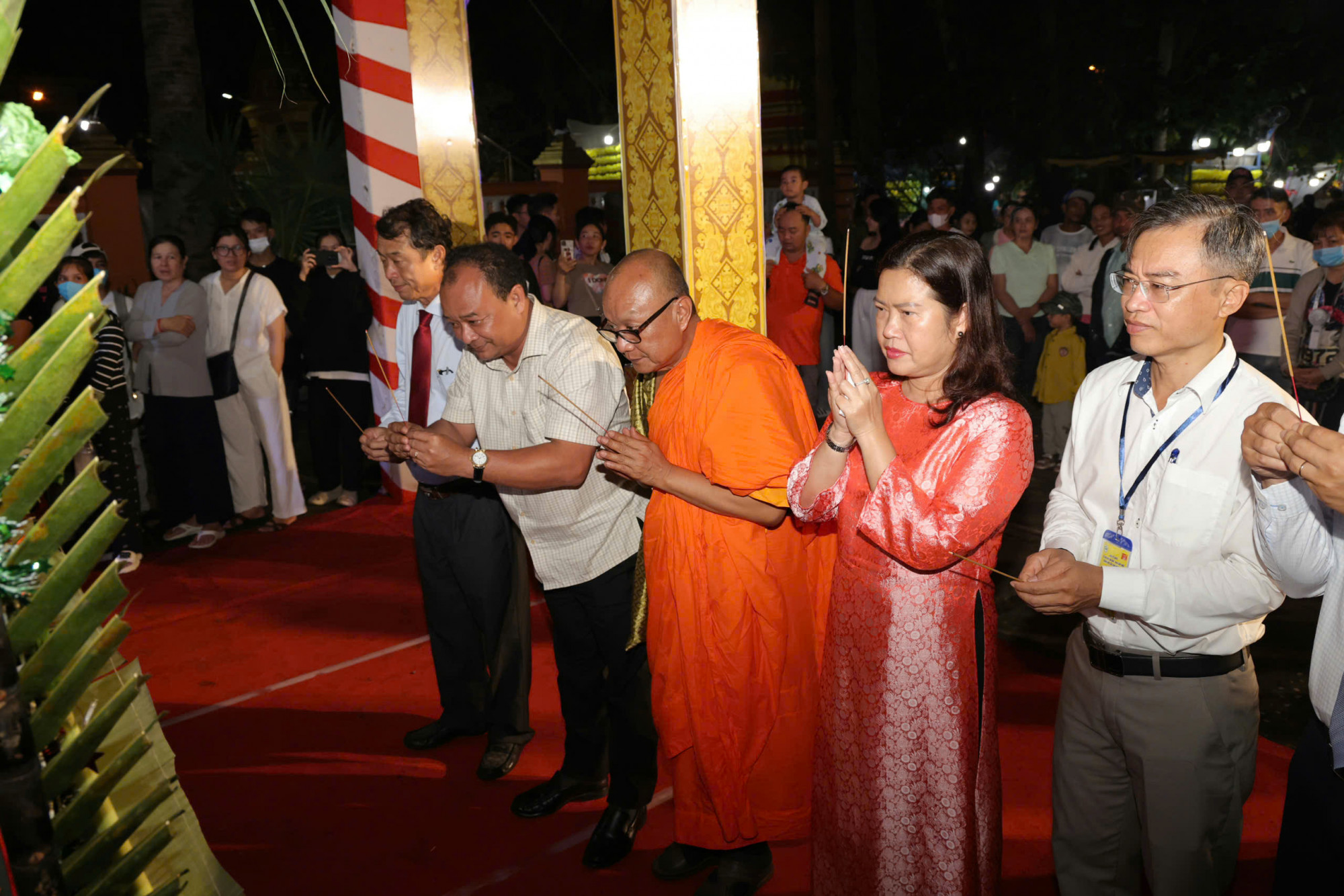 Lãnh đạo TP Cần Thơ thắp hương tại lễ cúng trăng. Ảnh: Trung Phạm