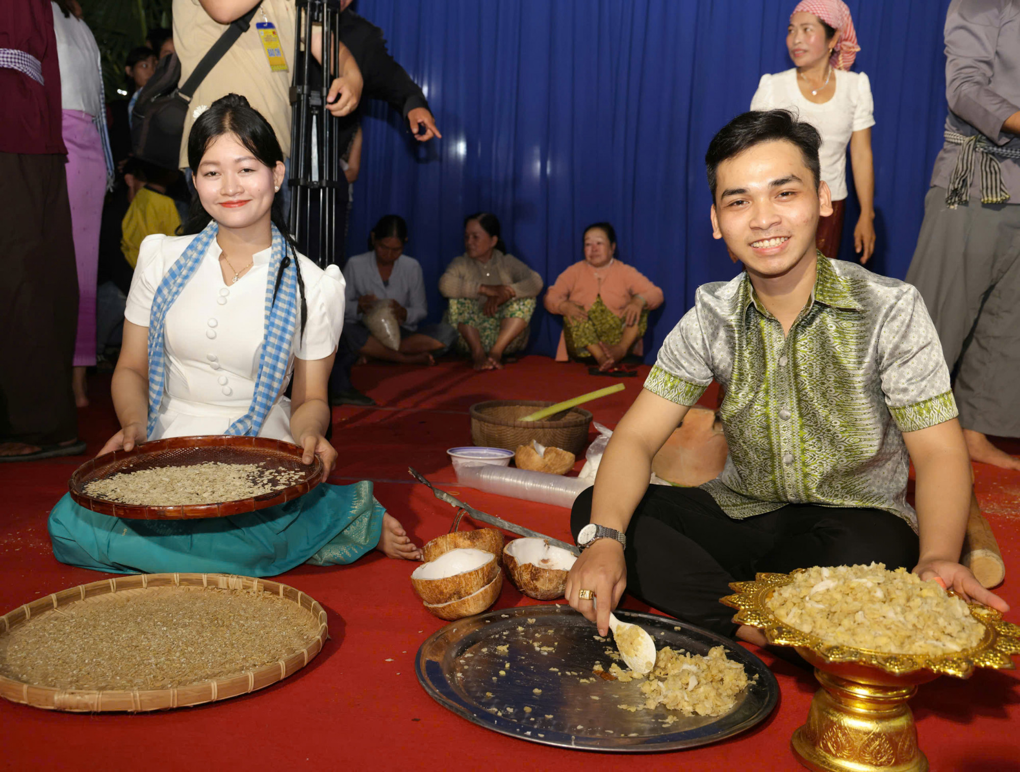 Quết cốm dẹp - một nghi thức trong lễ Cúng Trăng, cầu cho mùa vụ tươi tốt... Ảnh: Trung Phạm