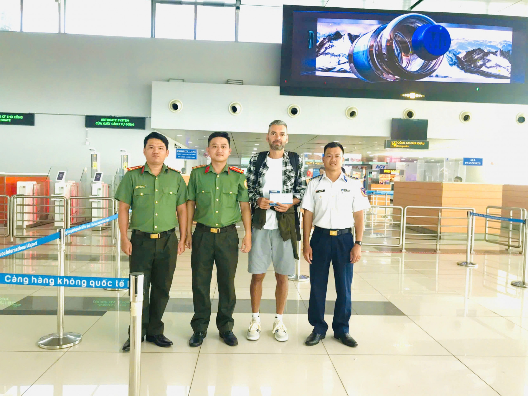 Công an tỉnh An Giang đưa du khách gặp nạn ra sân bay về nước - Ảnh CACC