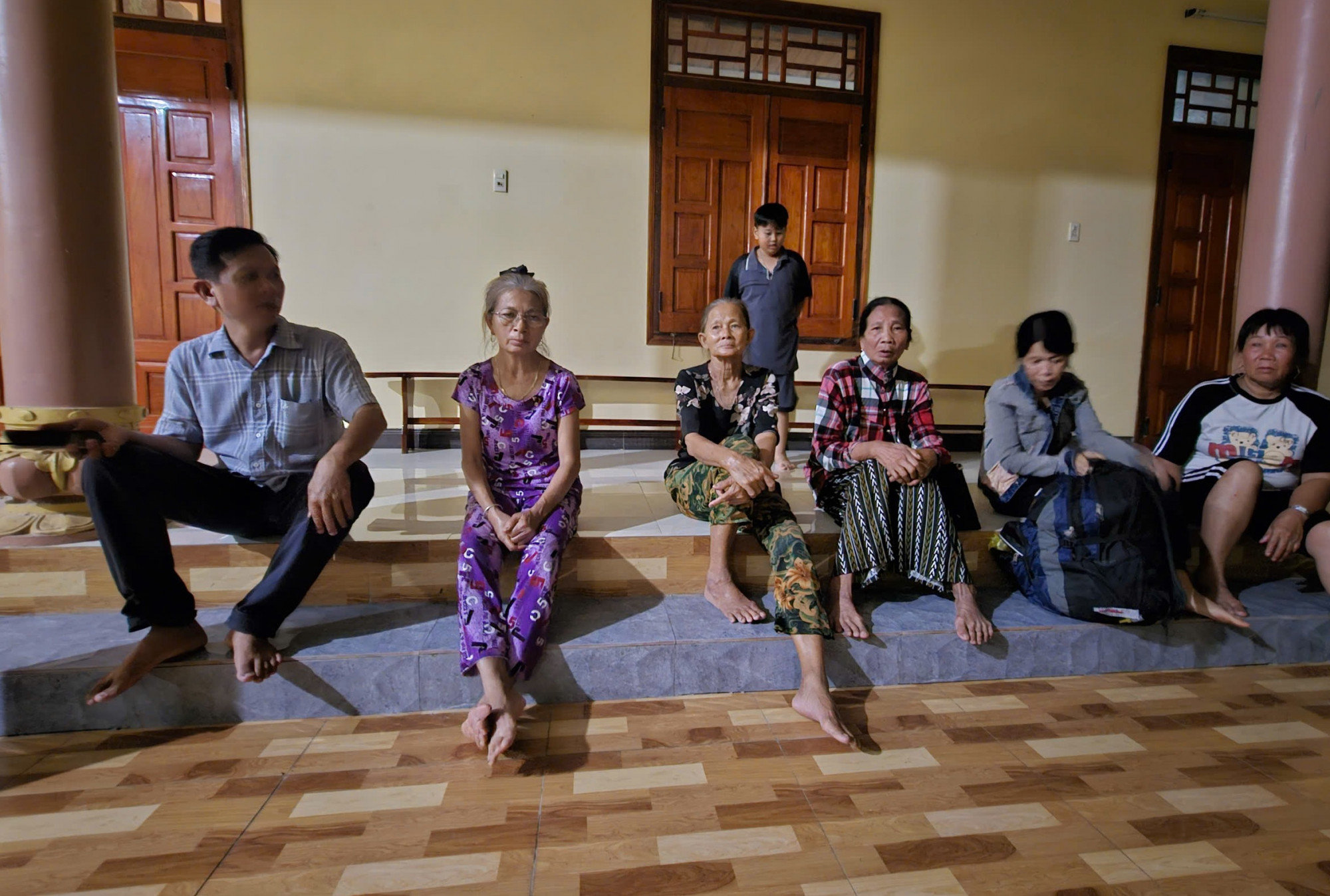 Nhiều hộ dân đã di dời đến nơi tránh bão - Ảnh: B.X.