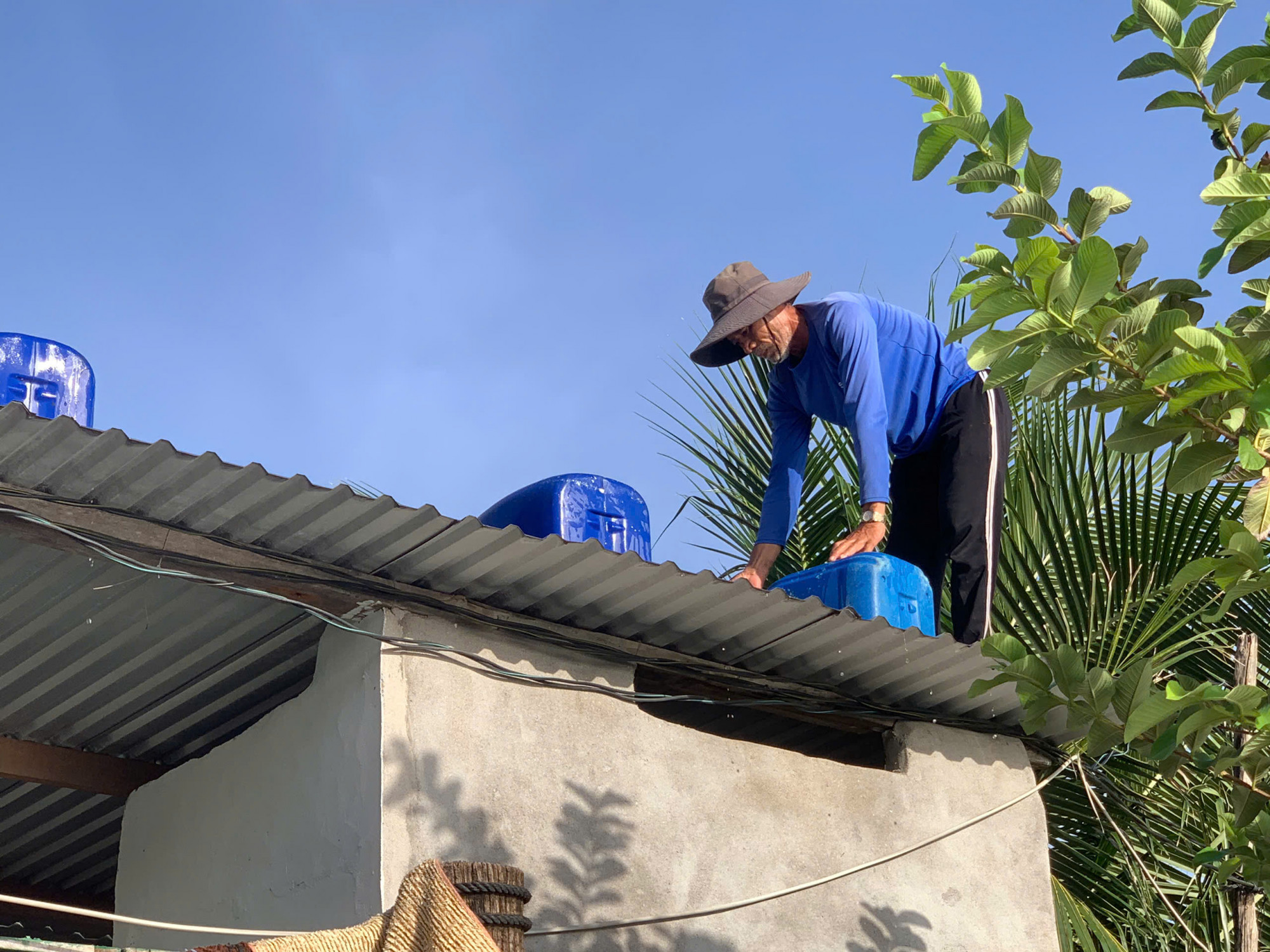 Người dân ven biển khẩn trương chằng chống nhà cửa cẩn thận - Ảnh: B.X. 