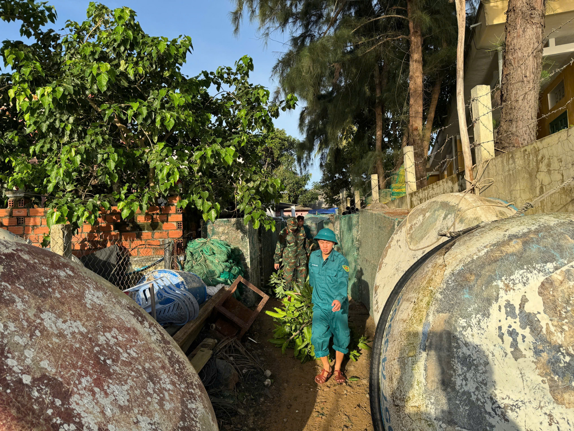 Lực lượng chức năng khẩn trương triển khai các phương án phòng, chống bão - Ảnh: B.X.