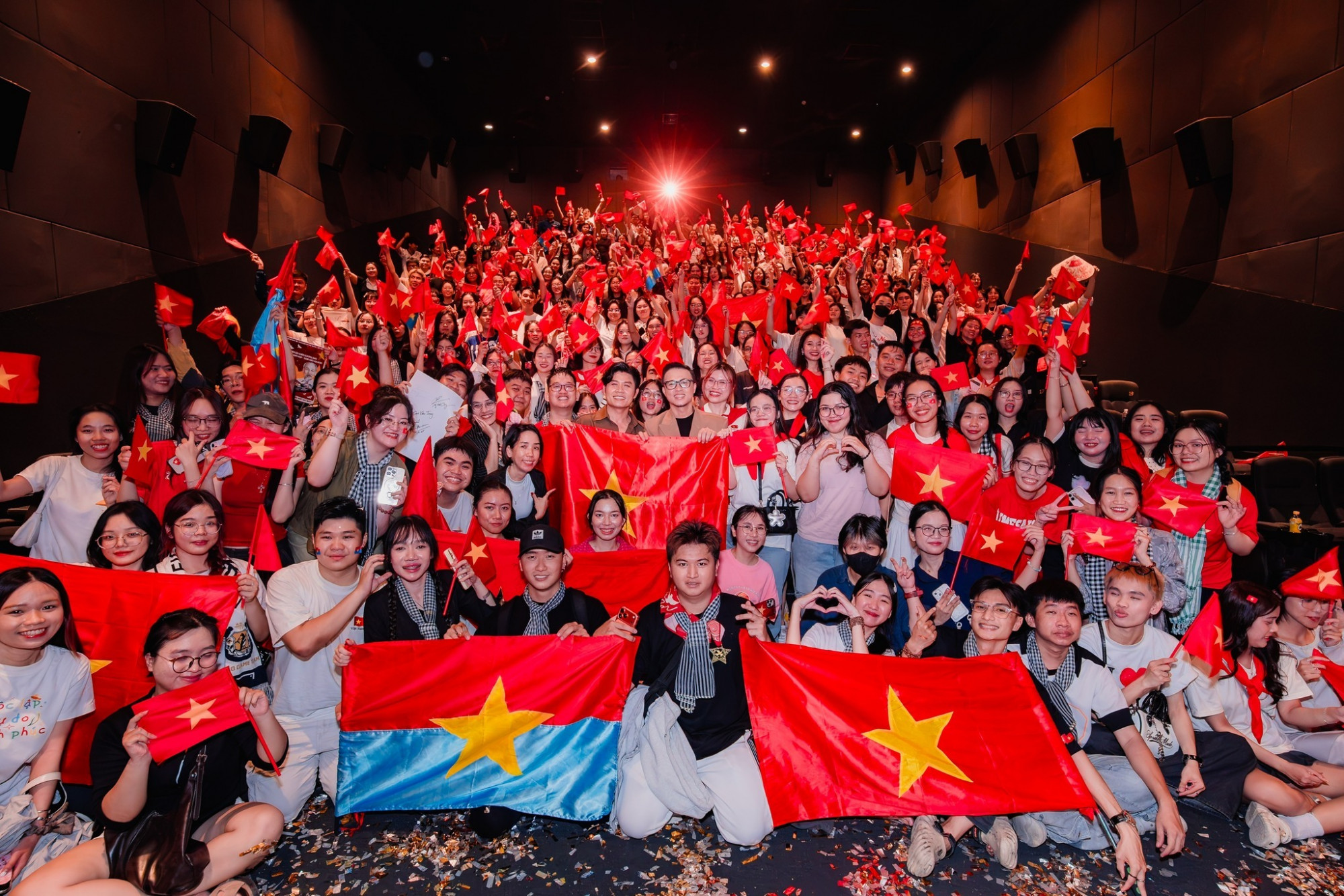 Không còn là không gian “tĩnh”, người xem Tổ quốc trong tim còn trực tiếp hòa vào không khí rộn ràng. Ảnh: Đoàn làm phim