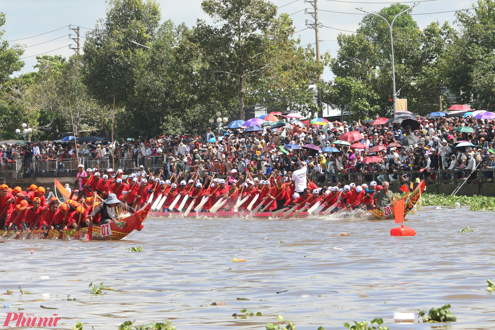 Qua ngày thi đấu đầu tiên, ban tổ chức đã xác định được 32 đội ghe ngo nam và 4 ghe ngo nữ tiếp tục tranh tài trong ngày 5/11. 