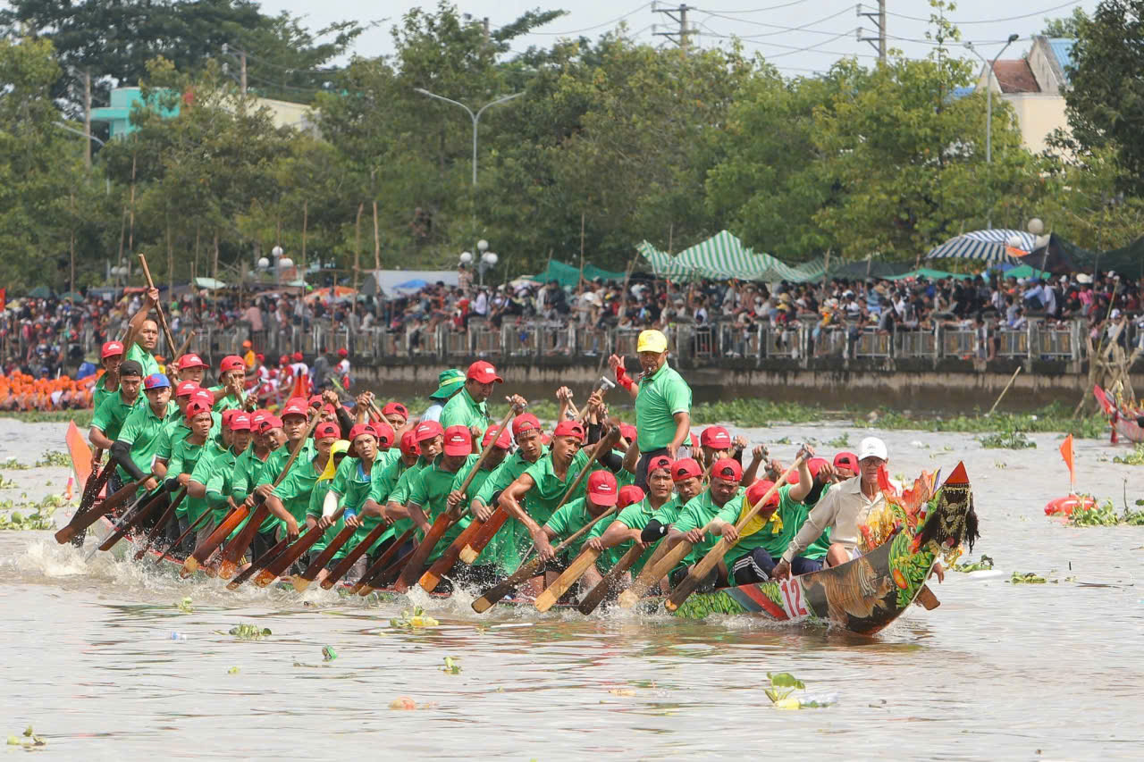 Các đội đua tăng tốc về đích... Ảnh: Trung Phạm