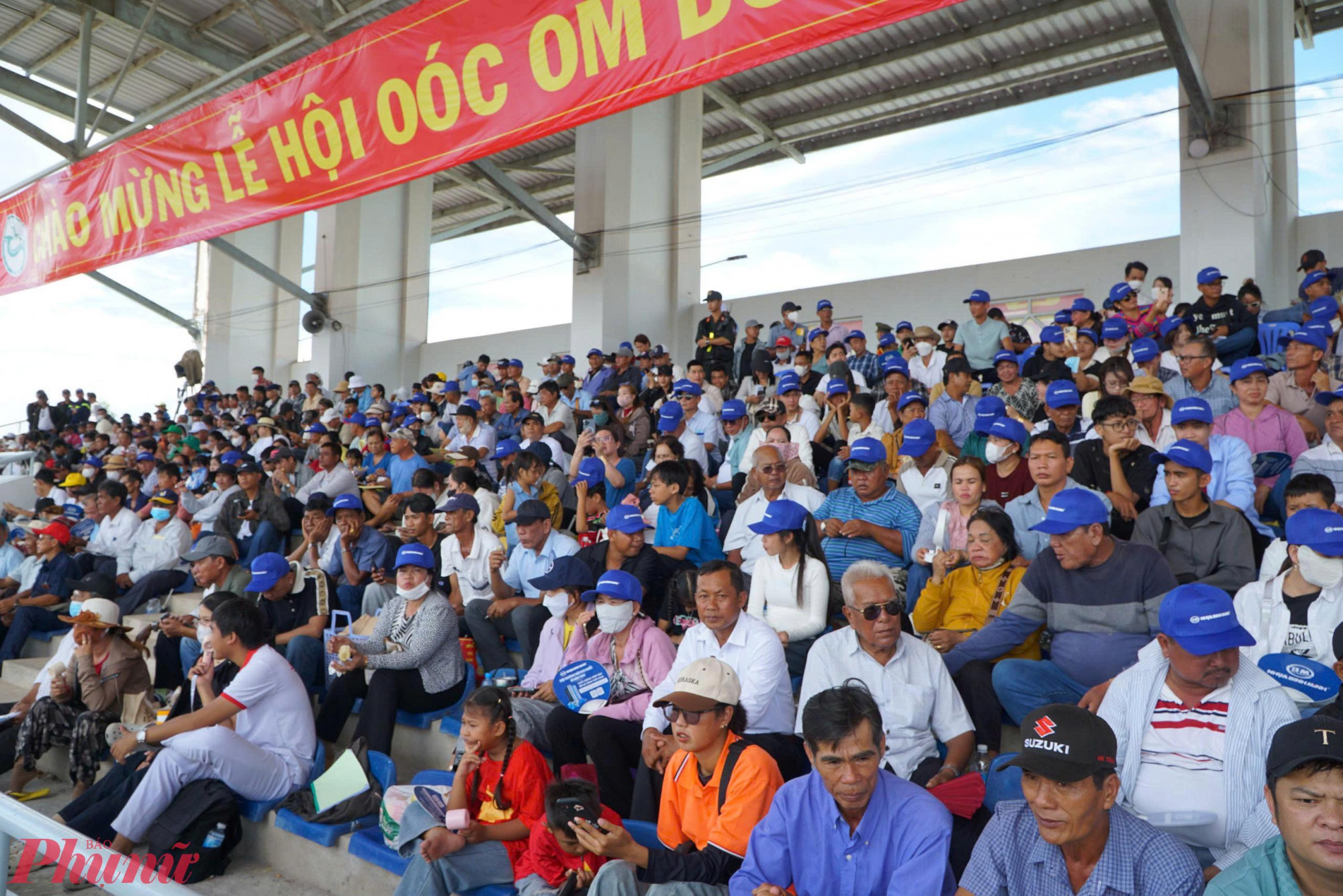 Giải đua ghe ngo năm nay thu hút rất đông người dân các tỉnh ĐBSCL và du khách đến xem, cổ vũ… 