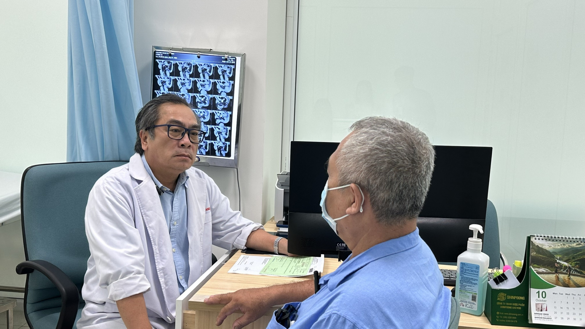 Bác sĩ Kha tư vấn, đánh giá sức khỏe cho ông H. sau điều trị, ảnh BVCC