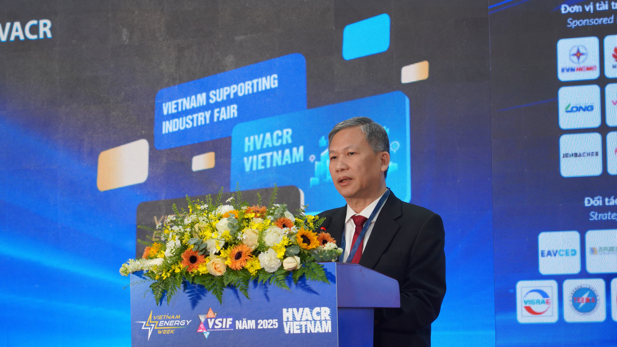 Ông Hà Văn Út - Phó giám đốc Sở Công Thương TPHCM phát biểu khai mạc triển lãm - Ảnh: EVNHCMC