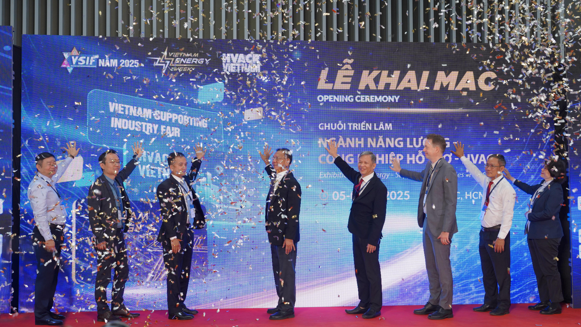 Ông Bùi Trung Kiên - Phó tổng giám đốc EVNHCMC (mặc áo trắng) cùng lãnh đạo Sở Công Thương, các đơn vị thực hiện nghi thức khai mạc triển lãm - Ảnh: EVNHCMC