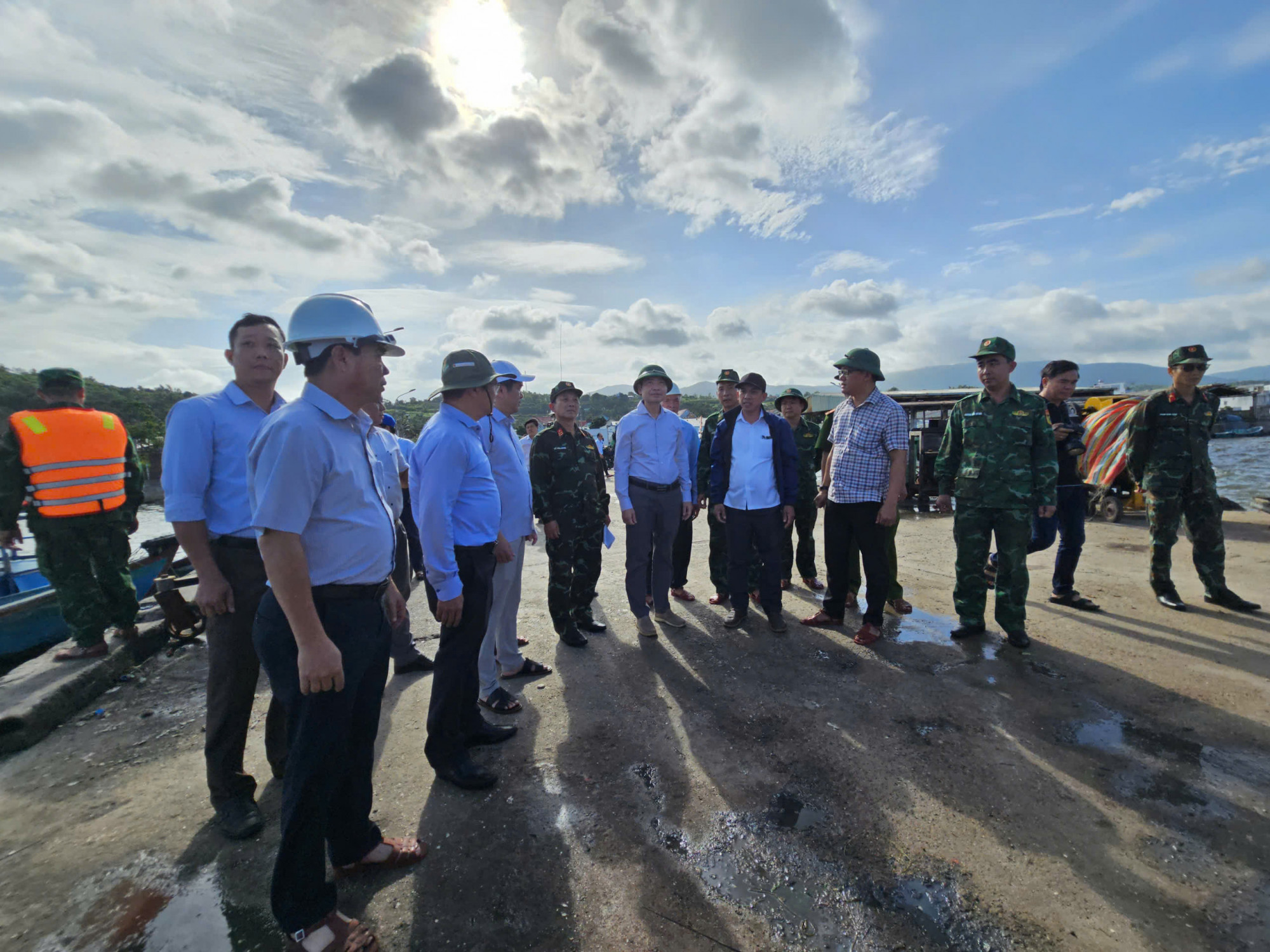 Lãnh đạo UBND tỉnh Đắk Lắk trực tiếp kiểm tra công tác phòng, tránh bão số 13 tại các địa phương ven biển - Ảnh: M.N.