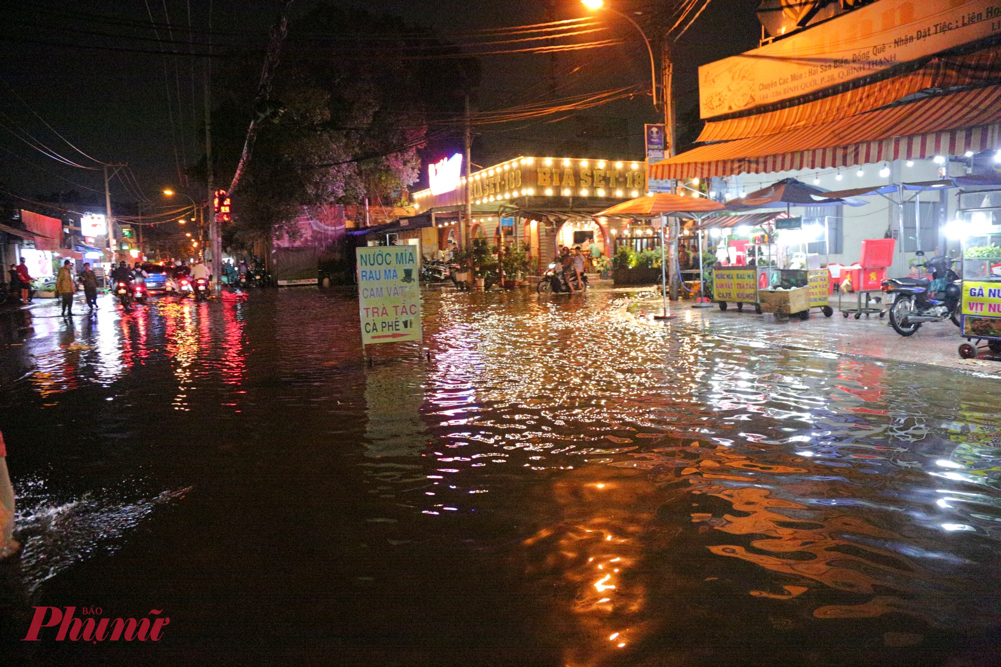 Nhiều hàng quán tại khu Bình Quới rơi vào cảnh ế ấm do triều cường gây ngập từ ngoài đường đến bên trong quán.