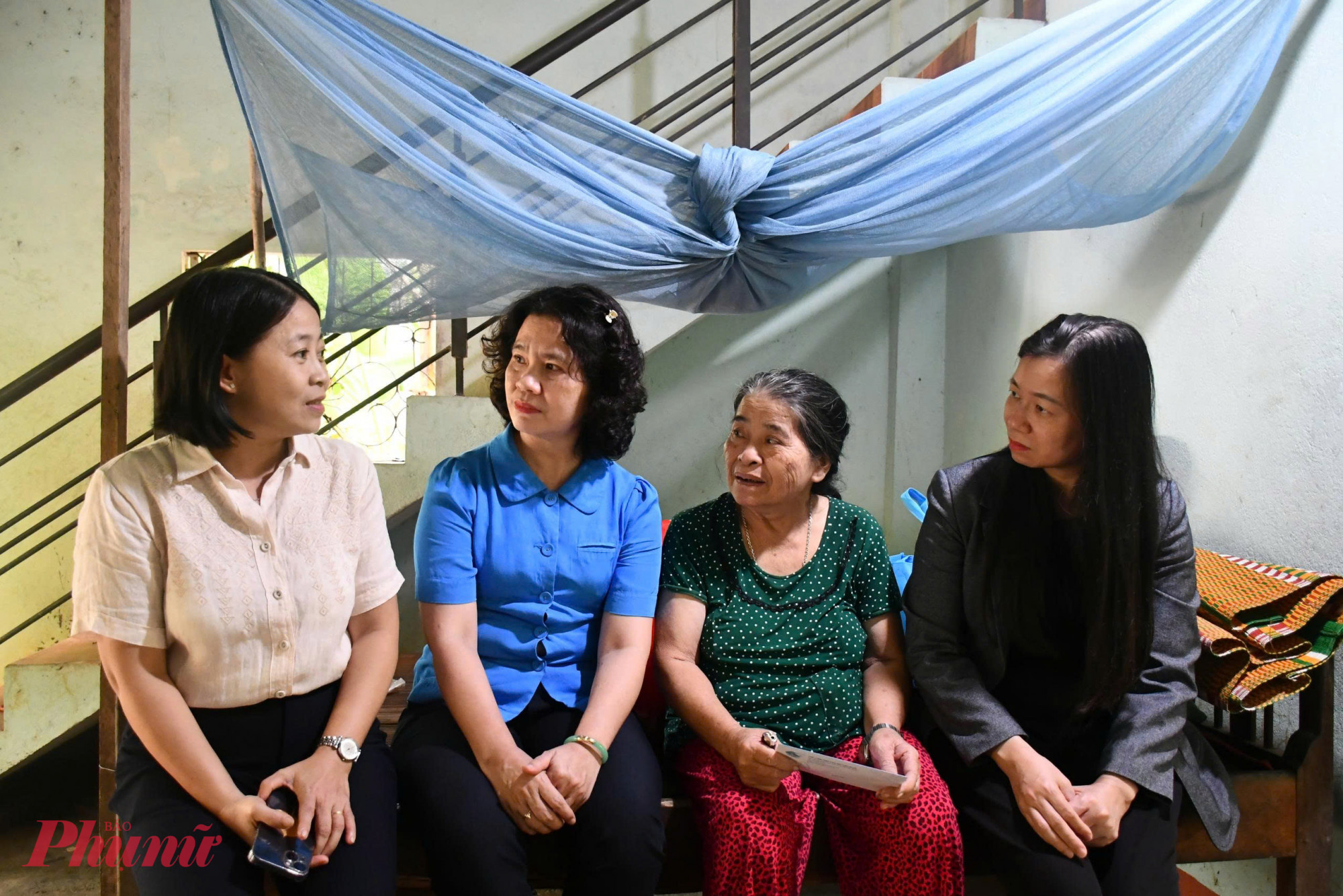 Bà Thu Hiền và bà Hoàng Thị Thu Hương - Chủ tịch Hội LHPN TP Đà Nẵng, thứ 2 bìa trái - trực tiếp thăm hỏi bà con bị ảnh hưởng do lũ lụt