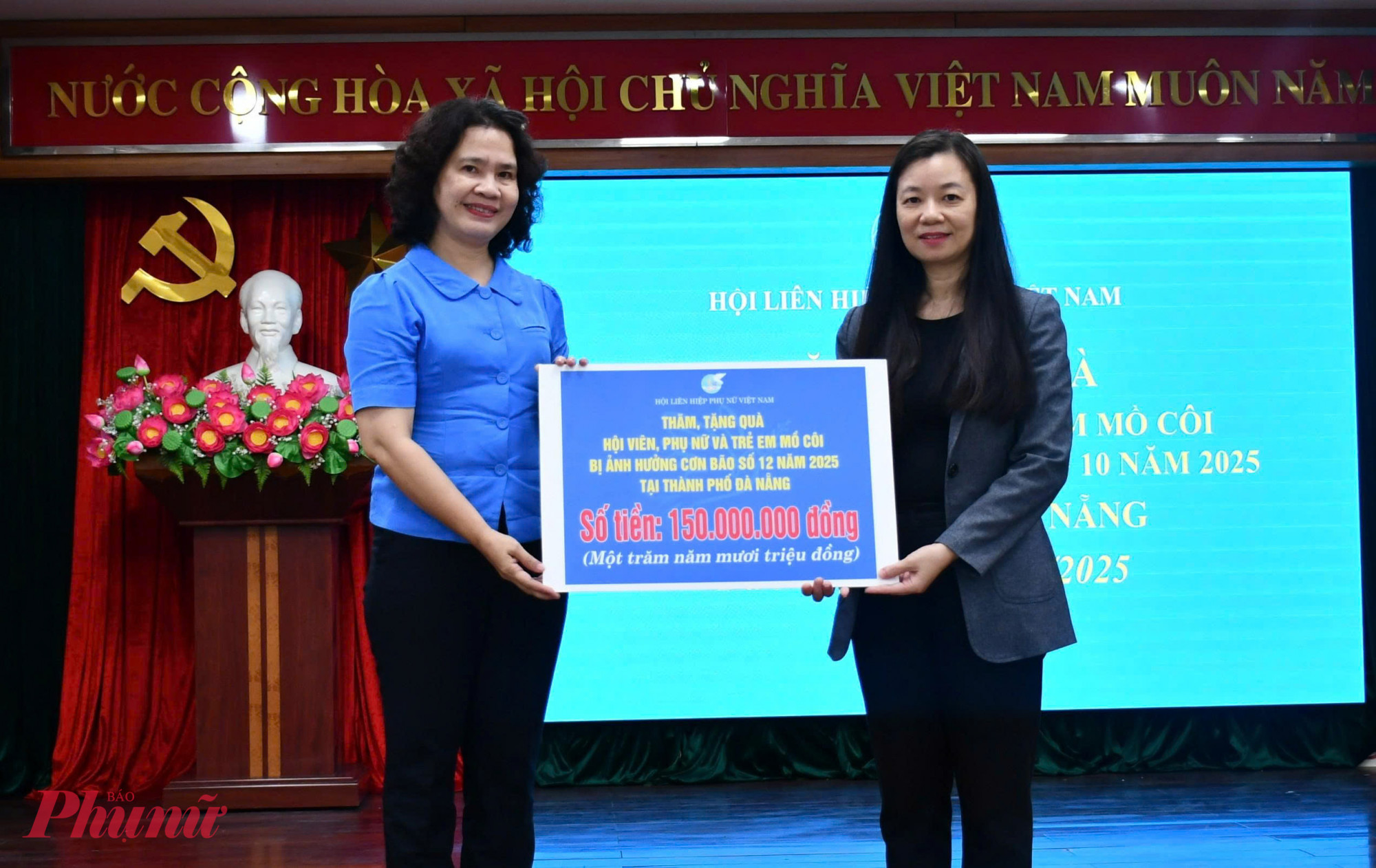 Bà Nguyễn Thị Thu Hiền - Phó Chủ tịch Trung ương Hội LHPN Việt Nam (bìa phải)- trao tiền ủng hỗ khắc phục thiên tai cho Hội LHPN TP Đà Nẵng