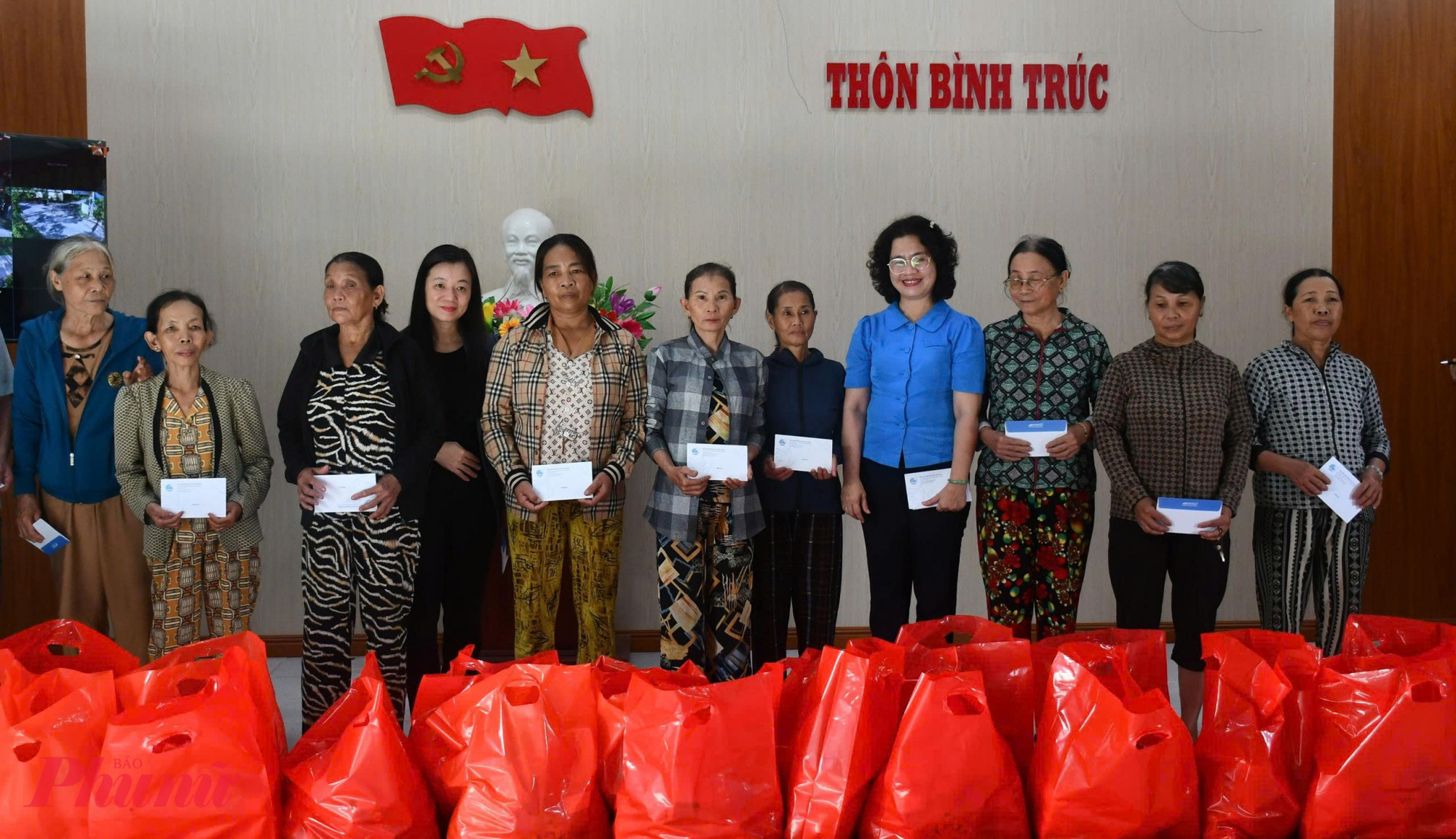 Các phần quà của Báo Phụ Nữ TPHCM cứu trợ được Hội LHPN TP Đà Nẵng trao hỗ trợ cho bà con vùng lũ