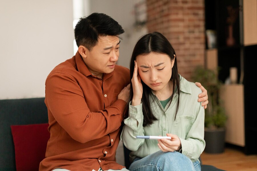 Thuỳ không nhận ra, lấy một người vợ thường xuyên ốm đau đã là một gánh nặng của Thành. (hình minh hoạ)