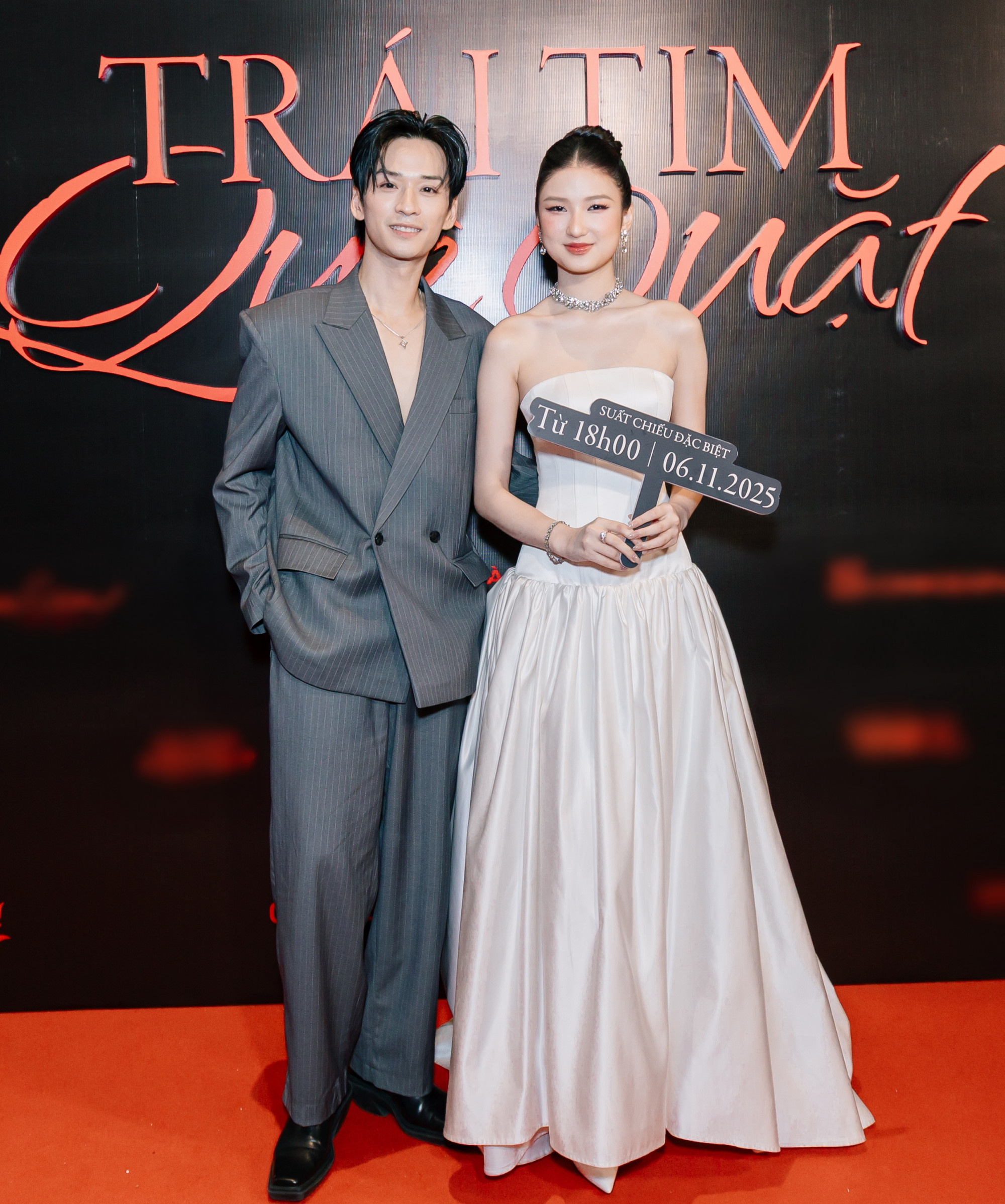 Khoảnh khắc Nàng Mơ xuất hiện sánh đôi cùng Trần Nghĩa cũng gây sốt tại sự kiện. Người đẹp chọn chiếc váy cúp ngực vải bóng dáng dài tôn lên vóc dáng gợi cảm, trong khi Trần Nghĩa diện bộ vest kẻ xám thanh lịch và phóng khoáng. Cả hai không ngại trao nhau ánh nhìn ngọt ngào, trò chuyện thân mật suốt buổi, khiến tin đồn hẹn hò càng thêm lan rộng.