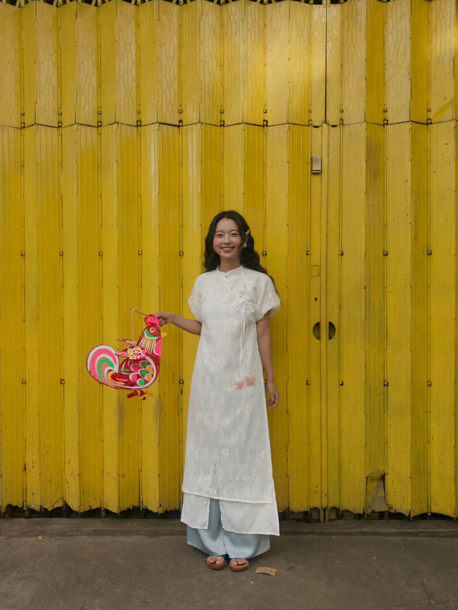 Trong tà áo dài trắng tinh khôi hay những chiếc chân váy xếp tầng nhẹ nhàng, Lâm Thanh Mỹ lại trở về với hình ảnh dịu dàng, trong trẻo vốn gắn liền với cô từ thuở nhỏ. Gam trắng chủ đạo tôn lên làn da mịn màng và vẻ đẹp tự nhiên, không cần cầu kỳ vẫn thu hút ánh nhìn.