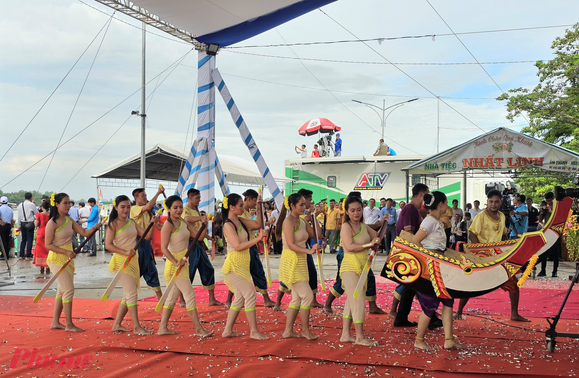 Ngoài ra,ngày hội còn có các sự kiện như, lễ Cúng Trăng, hội chợ thương mại và giới thiệu sản phẩm của địaphương; trưng bày hình ảnh, hiện vật đồng bào Khmer; triển lãm, trưng bày giớithiệu sách…