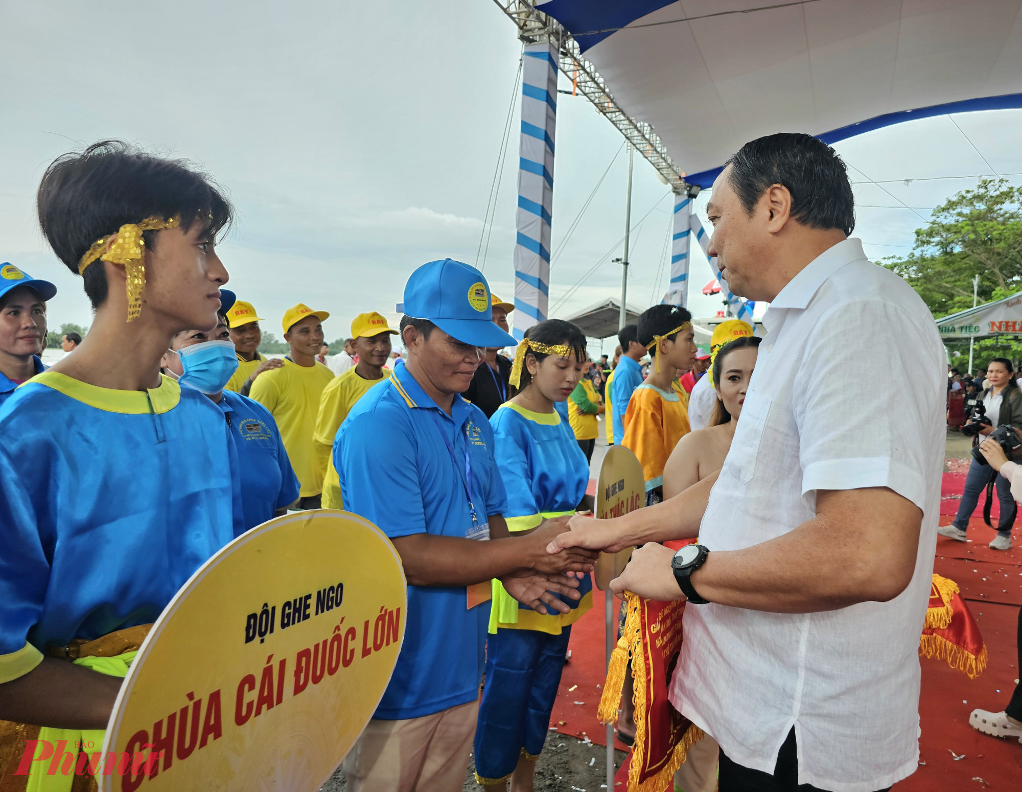 Lễ hội được tổ chức vào thời điểm kết thúc vụ mùa đểtỏ lòng biết ơn đối với Mặt trăng - vị thần thiên nhiên đã giúp đỡ người dântrong việc bảo vệ mùa màng, điều hòa thời tiết, đem lại cây trái tốt tươi và sự no ấm cho phum, sóc.