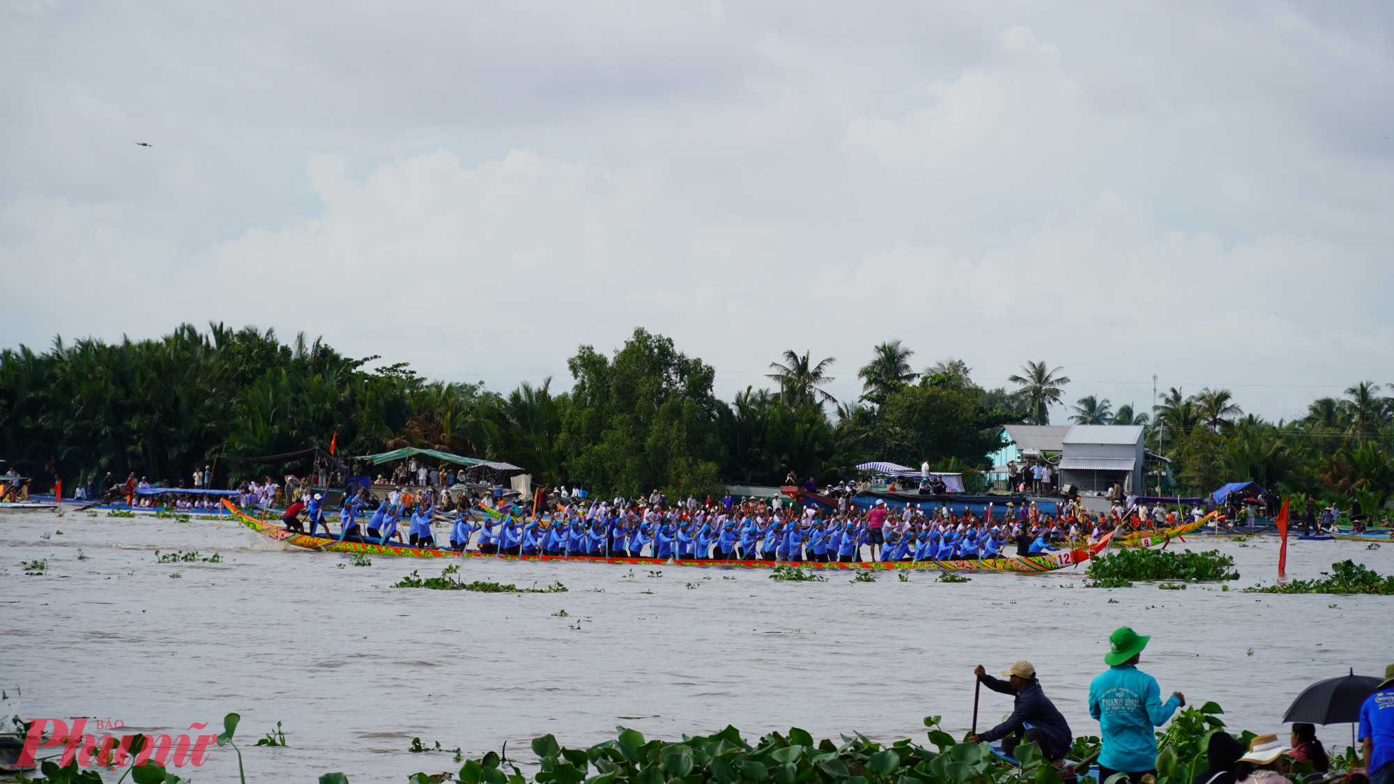 Mặc dù bên dòng sông Cái Lớn có nhiều lục bình nhưng các đội ghe vẫn quyết tâm về đích để khẳng định sức mạnh của tinh thần đoàn kết.