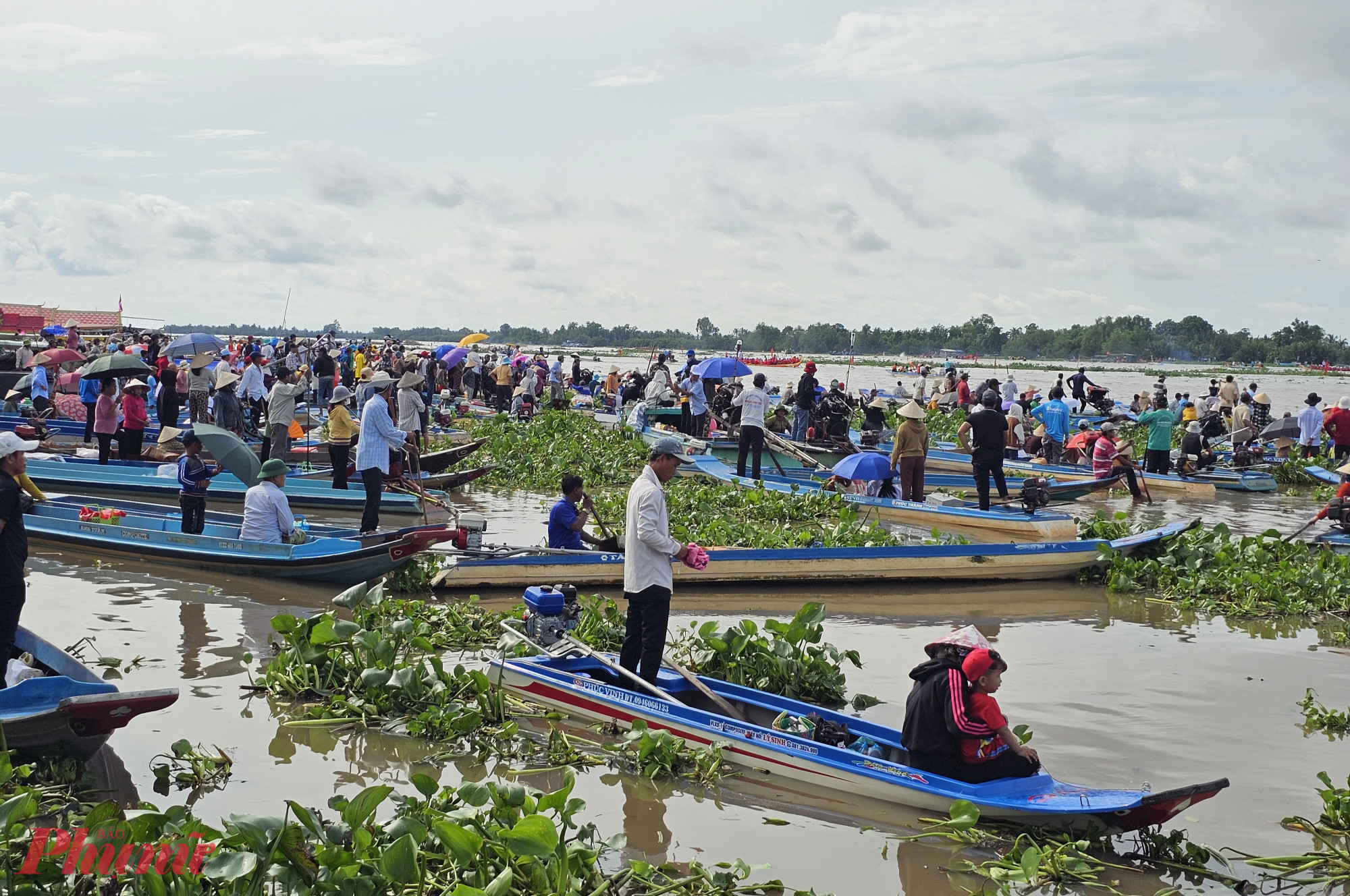 Hai bên sông Cái Lớn, nơi diễn ra giải đua ghe ngo, người dân đã dùng xuồng để cỗ vũ cho các đội đua.