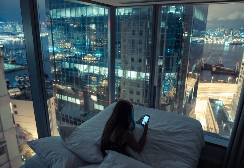 Ô nhiễm ánh sáng ban đêm có thể làm tăng nguy cơ mắc các bệnh tim mạch - Ảnh: Shutterstock