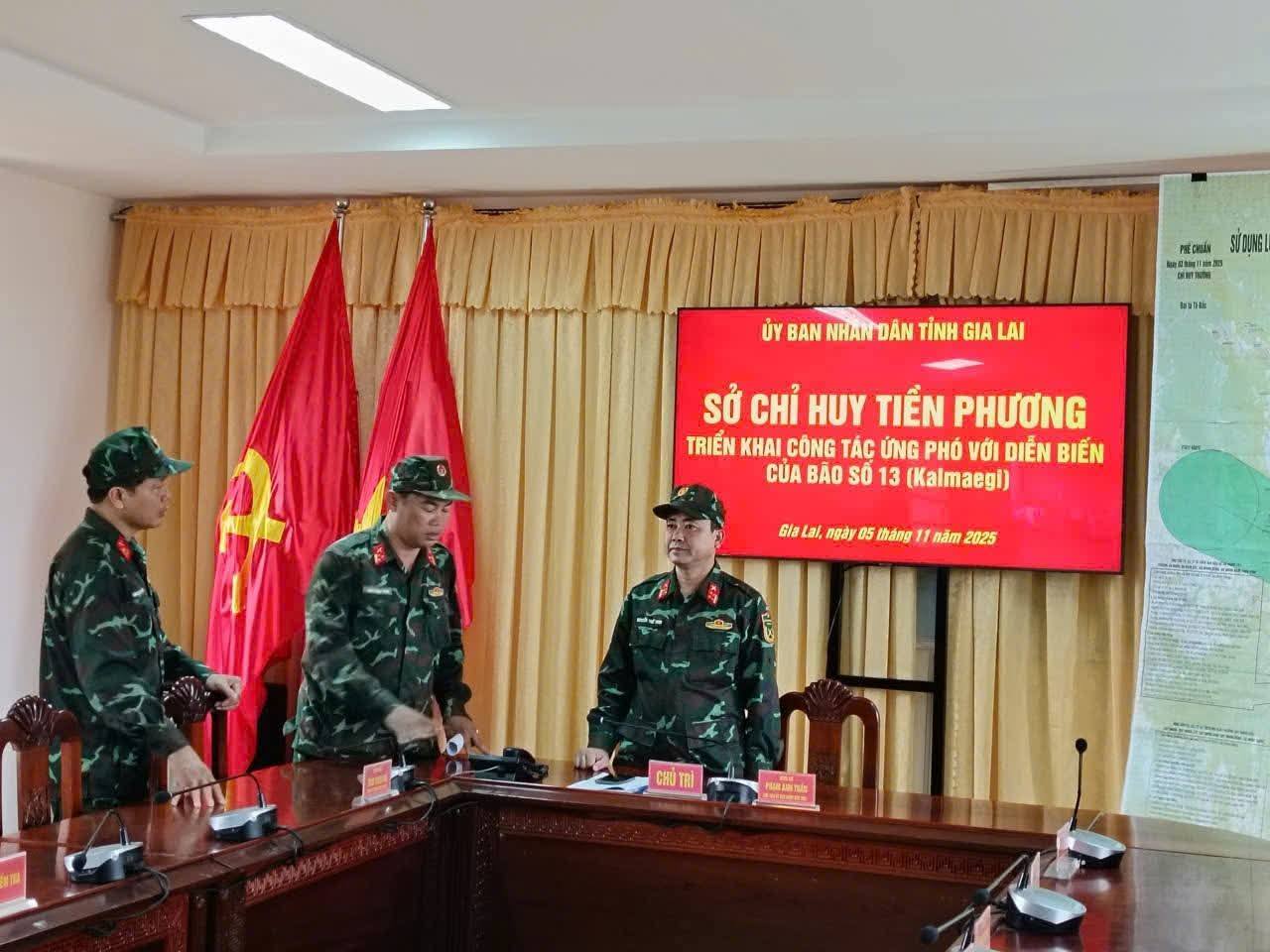 Bộ CHQS tỉnh Gia Lai thiết lập Sở Chỉ huy tiền phương phòng chống bão số 13 tại Ban Chỉ huy Phòng thủ khu vực 6- An Nhơn Đông.