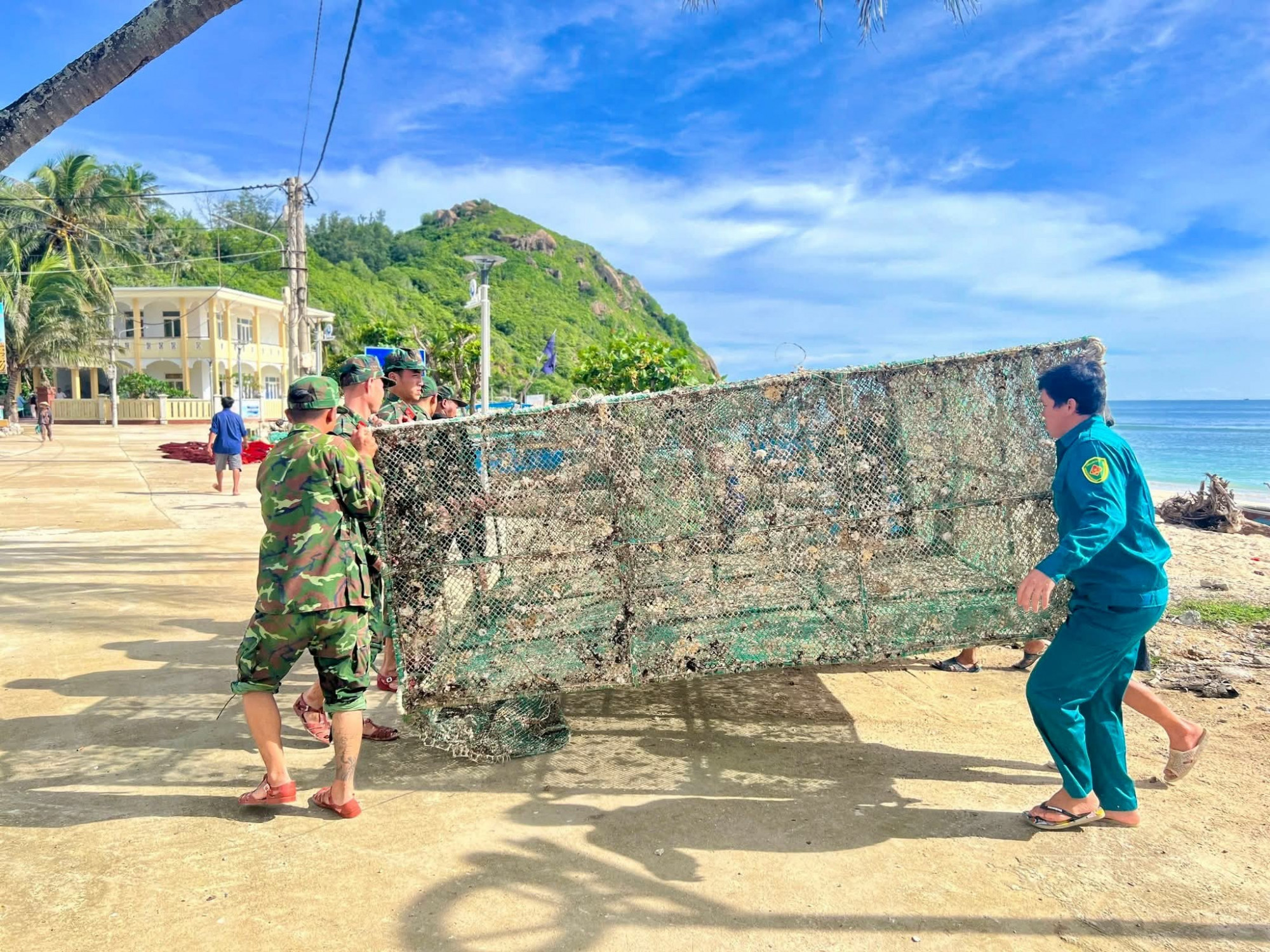 Các lực lượng hỗ trợ người dân phòng tránh bão số 13