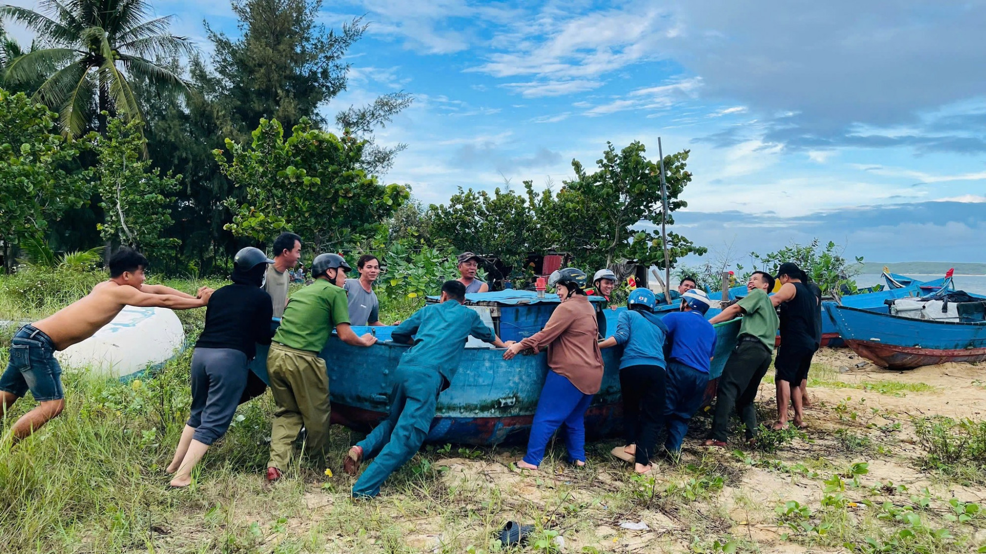 Quân, dân tỉnh Đắk Lắk tích cực ứng phó bão số 13