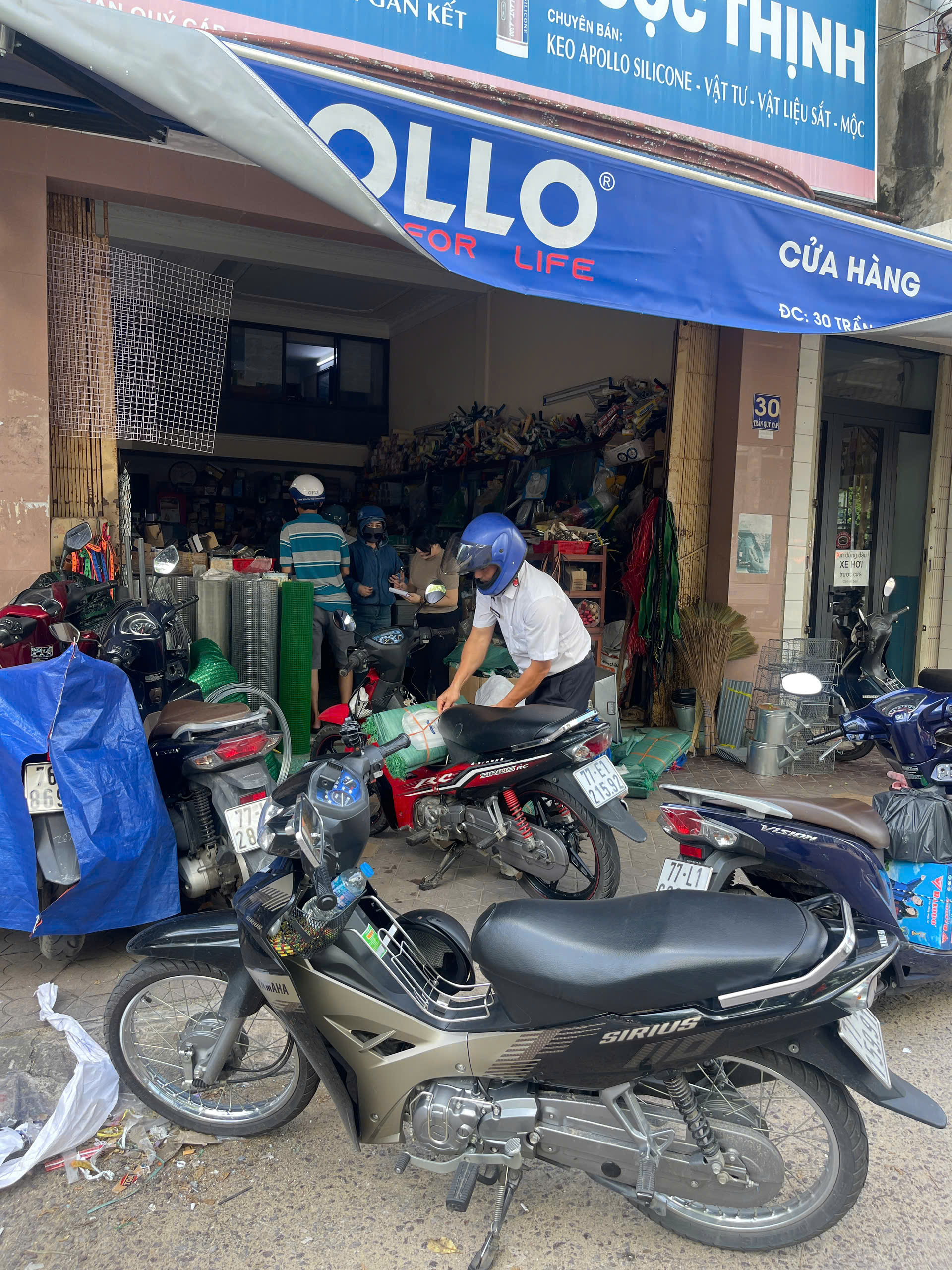 Các cửa hàng vật liệu xây dựng trong ngày 5/11 luôn chật kín người mua