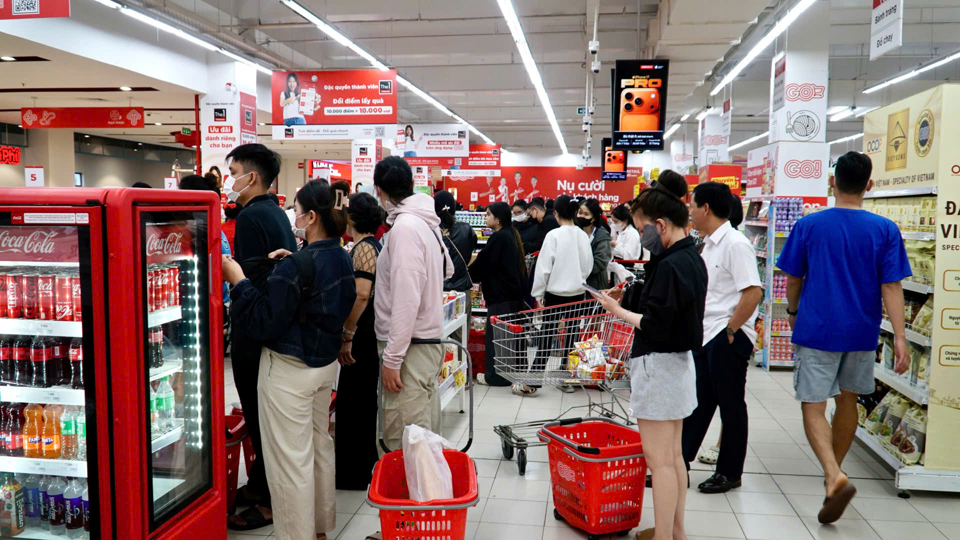 Các siêu thị cũng rơi vào tình trạng quá tải khi người dân đổ xô mua nhu yếu phẩm 