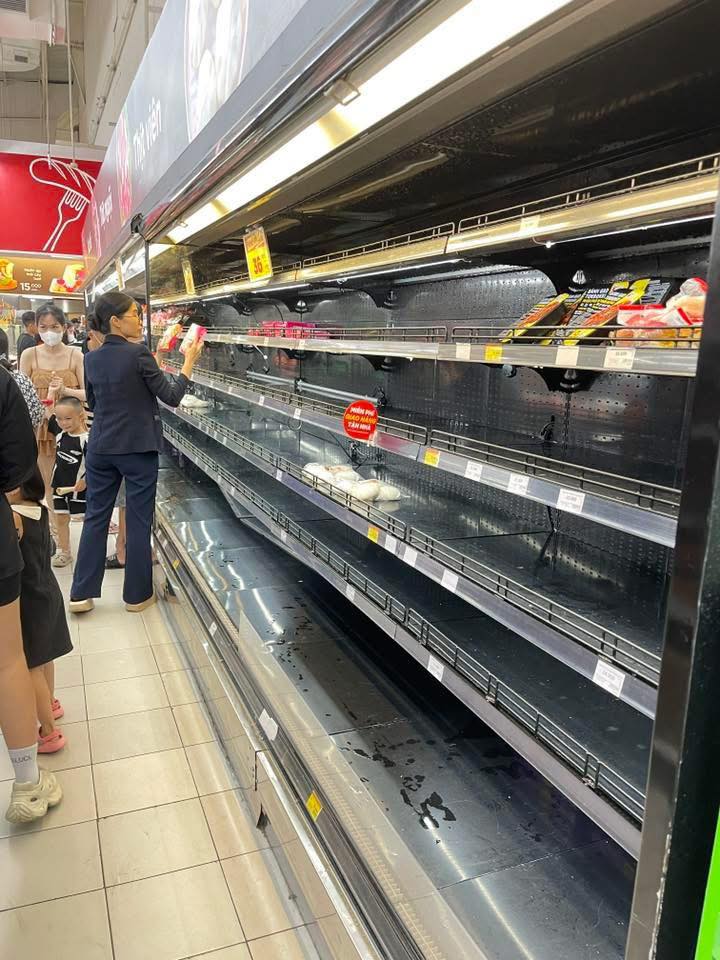 Các kệ thực phẩm chế biến cũng gần như không còn hàng